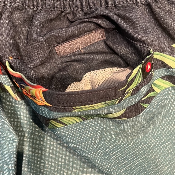 Airwalk hybrid shorts Size Medium - Picture 6 of 10